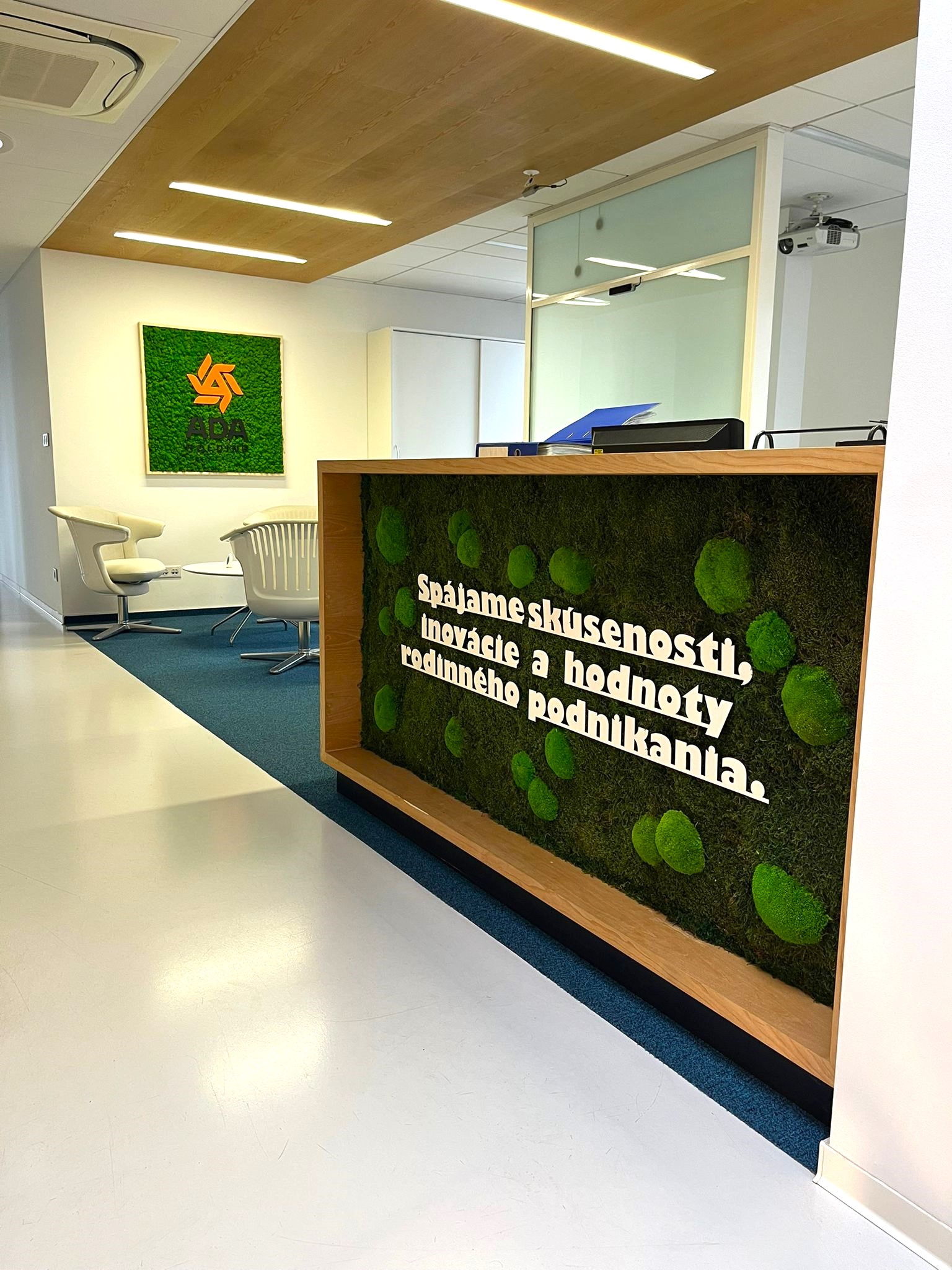 Obraz s logom a machová stena na recepcií